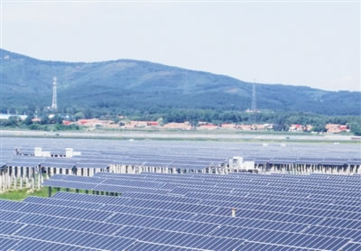 辽宁省庄河市依靠独特的资源和优越的生态，积极推进太阳能产业，有效提高了海边滩涂和水库的综合利用，推动了地方经济的绿色发展，助力当地打造“国家智慧能源示范城市”。