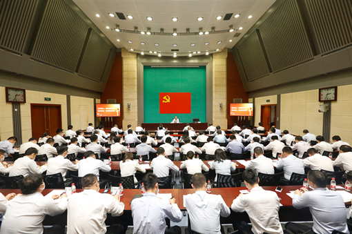 在中国共产党成立99周年之际，6月30日下午，国家电网有限公司党组书记、董事长毛伟明参加总部办公室、组织部党支部主题党日活动，以“坚守初心，笃定前行之路；践行使命，开创事业新局”为题讲党课，与大家一起共同庆祝党的生日，回顾党的历程，感恩党的关怀，勉励大家更加深入学习贯彻好习近平总书记重要讲话和指示精神，积极践行“四个革命、一个合作”能源安全新战略，努力建设具有中国特色国际领先的能源互联网企业，为实现中华民族伟大复兴的中国梦贡献国网智慧和力量。