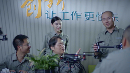 留心生活中的点点滴滴，创新无处不在。2012年，面对每周需要巡视的不少位于山郊野岭的杆塔，王磊灵机一动“巡线需要一双千里眼”，他与单位的航模爱好者刘刚一拍即合，开始了用无人机代替人工巡线的探索。