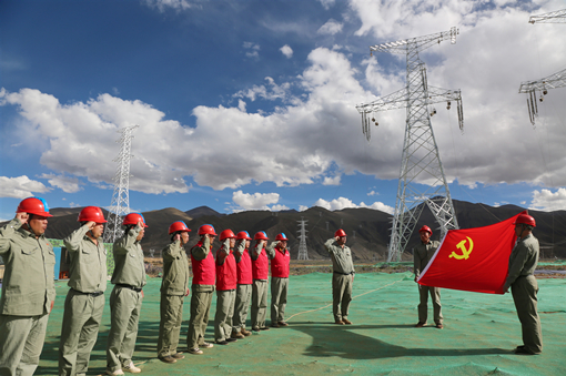 7月6日，國家電網(wǎng)有限公司黨組召開會議，傳達學(xué)習(xí)貫徹習(xí)近平總書記在中央政治局第二十一次集體學(xué)習(xí)時的重要講話精神和在中央全面深化改革委員會第十四次會議上的重要講話精神。會議強調(diào)，要深入貫徹落實好新時代黨的組織路線，全面深化改革，應(yīng)對變局、開拓新局，順勢而為、乘勢而上，加快建設(shè)具有中國特色國際領(lǐng)先的能源互聯(lián)網(wǎng)企業(yè)。公司黨組書記、董事長毛偉明主持會議并講話。公司黨組副書記、總經(jīng)理辛保安，黨組副書記韓君，公司黨組成員、中央紀委國家監(jiān)委駐公司紀檢監(jiān)察組組長黃德安，黨組成員、總會計師羅乾宜，黨組成員、副總經(jīng)理劉澤洪，