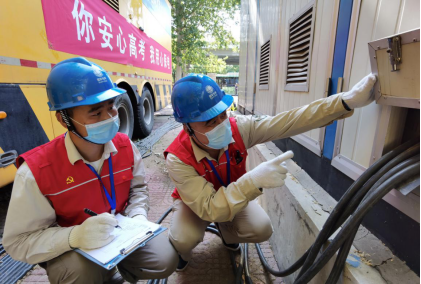 7月7日，2020年全國高考拉開大幕。做好疫情下的高考保電工作，是國家電網有限公司服務保障民生的重要任務。公司組織各級單位分別制定高考保電方案，梳理經營區(qū)域內5957個考點的用電需求，通過專項安全檢查處置用電隱患10125個，組織保電團隊5909支、保電人員2.75萬人，統(tǒng)籌調配應急發(fā)電機2333臺、發(fā)電車1767輛，全面做好應急保障準備，確?？焖偬幹秒娏ο嚓P突發(fā)情況，保障高考順利舉行。