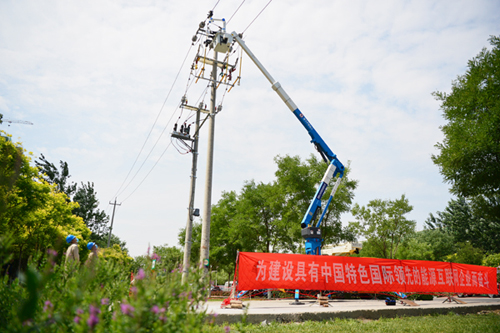 近日，由“改革先锋”“时代楷模”张黎明牵头研发的第四代人工智能配网带电作业机器人，在天津市滨海新区完成首次作业后投入使用。目前，已成功完成双臂自主、单臂人机协同、单臂辅助自主3种人工智能配网带电作业机器人研发，并全面投入配网运行工作，有效防范作业中人身安全风险，有力保障电网安全稳定运行。
