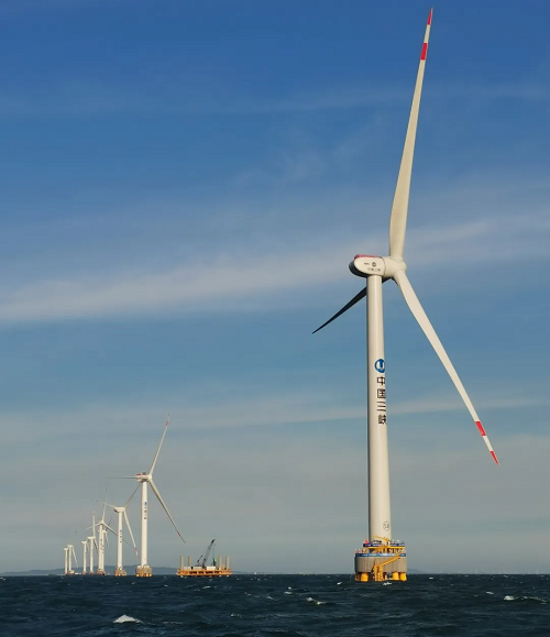7月12日21时25分，国内首台10兆瓦海上风电机组在三峡集团福建福清兴化湾二期海上风电场成功并网发电。这是目前我国自主研发的单机容量亚太地区最大、全球第二大的海上风电机组，刷新了我国海上风电单机容量新纪录。