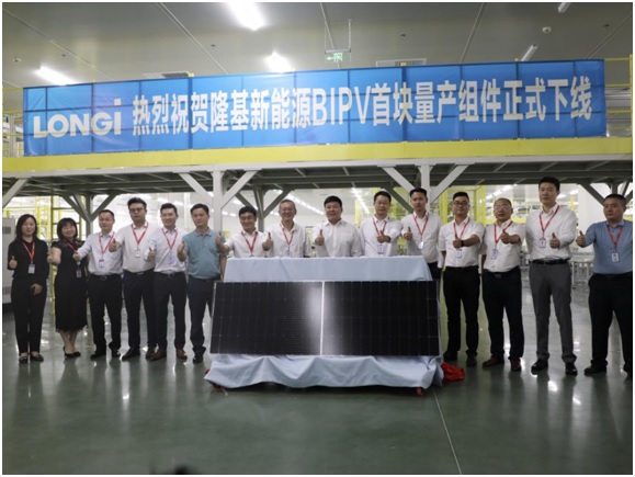 7月13日，隆基股份旗下首款装配式BIPV产品——“隆顶”在隆基西安BIPV工厂下线，正式宣告隆基进军光伏建筑一体化市场。隆基首款创新型BIPV产品被命名为“隆顶”，英文名“LONGiRoof”，将于8月8日在上海正式发布上市。该款产品是针对工商业分布式光伏市场的新一代产品，可有效解决现有工商业建筑屋顶使用寿命短、防水及抗风揭性能弱、屋顶长期闲置等弊端。
