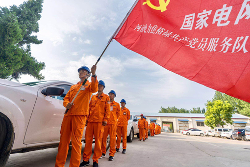 “咱兰考现在啥都是宝，你看装上风车，风就成了电；装上光伏板，阳光也成了电；甚至村里的垃圾、秸秆，也被电厂拉去发电了！”7月13日，兰考谷营镇朱场村村民李合义说，家里因为装了光伏板，每年多了3000元的收益，往年村里无法处理的生活垃圾，也变废为宝。