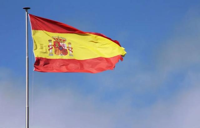 为了将可再生能源项目纳入国家能源结构，并为相关能源监管框架提供法律确定性，西班牙政府昨日颁发法令，对新的大规模清洁能源拍卖以及电力项目的电网连接进行了规范。据估计到2030年西班牙将有60GW可再生能源投入使用。图片：西班牙正在准备新一轮的可再生能源招标。