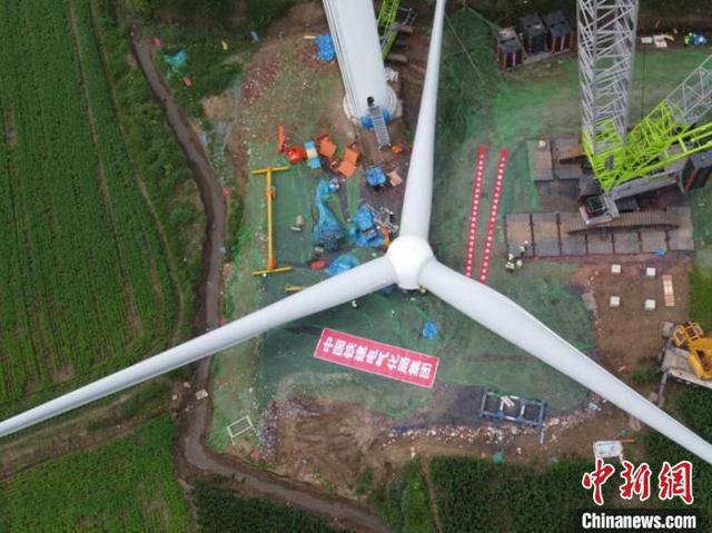 安徽省单机容量最大风力发电机组吊装成功。中铁建电气化局供图