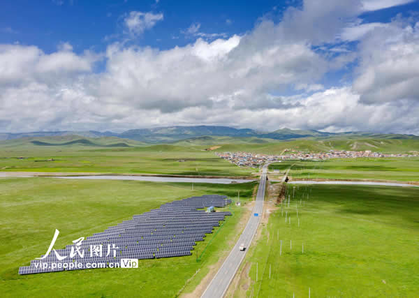 2020年7月18日，四川省阿坝州若尔盖县麦溪乡黑河村，草原上一块块太阳能板在蓝天的映衬下格外耀眼。太阳能光伏发电板成了当地群众脱贫致富的“金银板”，正在改变着麦溪乡各村集体经济落后的面貌。