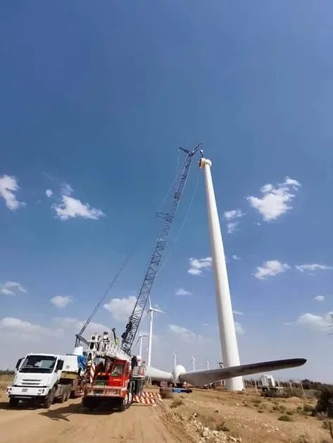 日前，为尽快实现疫情后的复工复产，中国长江电力国际运营公司在湖北宜昌对巴基斯坦风电项目第一风力发电场33千伏1号站的设备进行了一场不寻常的远程“云检修”。