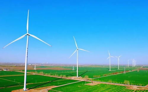 风能是人类很早就开始利用开发的清洁能源，而中国是最早使用风能的国家之一，公元前，就开始利用风力提水、灌溉、磨面、舂米，用风帆推动船舶前进。如今，中国的风电装机容量更是稳居世界首位，其中美国通用电气公司(GE)沈阳陆上风电工厂(以下简称“沈阳工厂”)就见证并参与了风电技术的进步和风电市场规模的扩大，它也是GE风电本土化的典型缩影。
